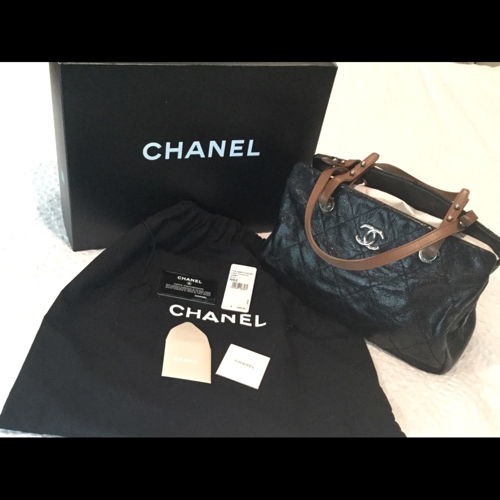Chanel quilted shoulder bag with leather straps